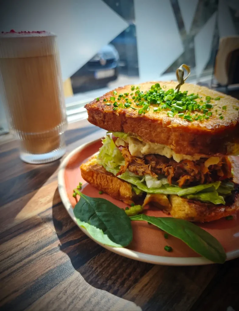 tost z szarpaną wieprzowiną Restauracja Nienażarty Suwałki